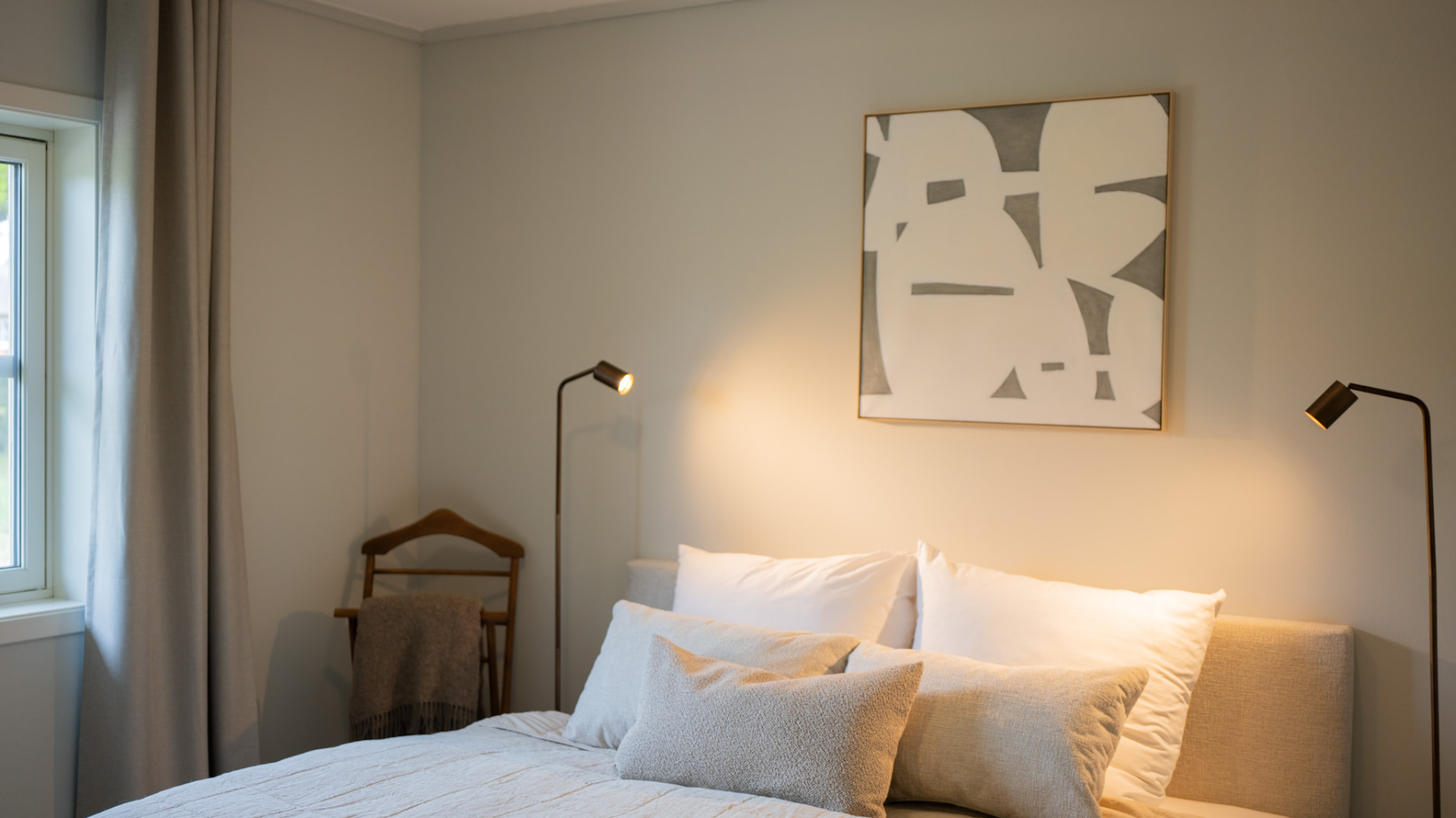 Gemütliches Schlafzimmer mit Leselampen