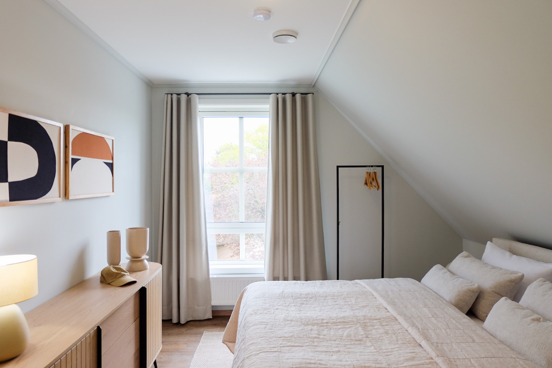 Helles Schlafzimmer unter dem Reetdach