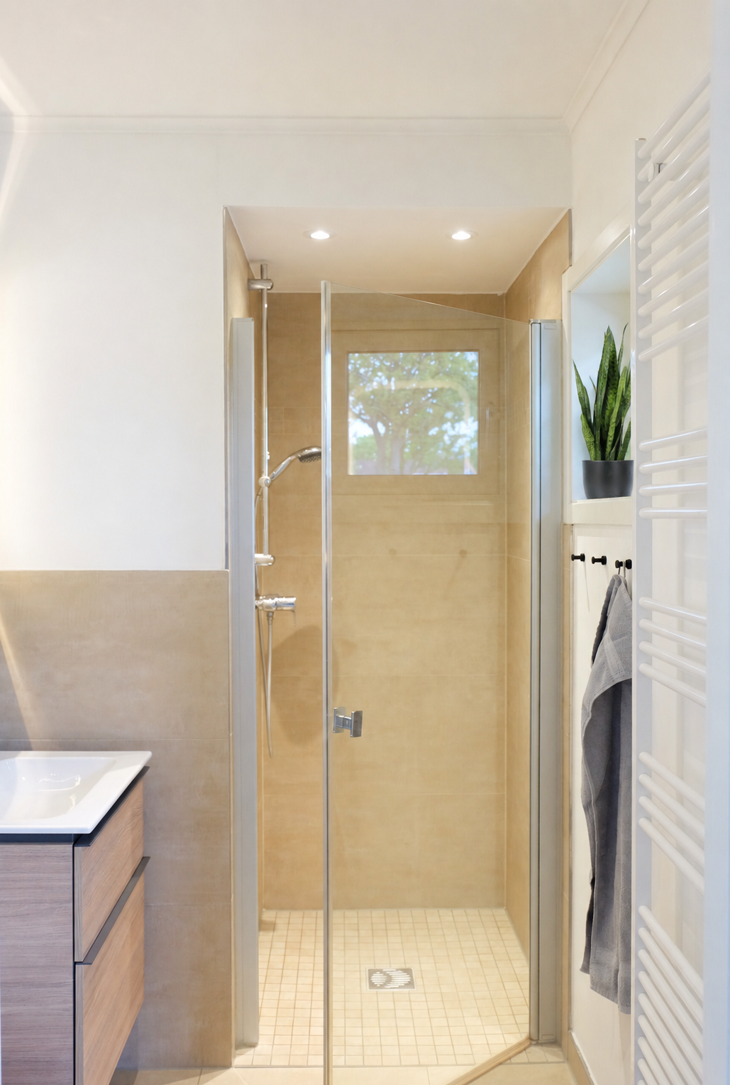 Badezimmer im Erdgeschoss mit Dusche
